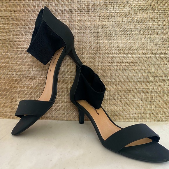 Moda Spana low 2 in kitten heel with comfortable elastic ankle strap